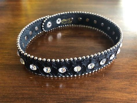 Rhinestone buckle choker in leather and metal 